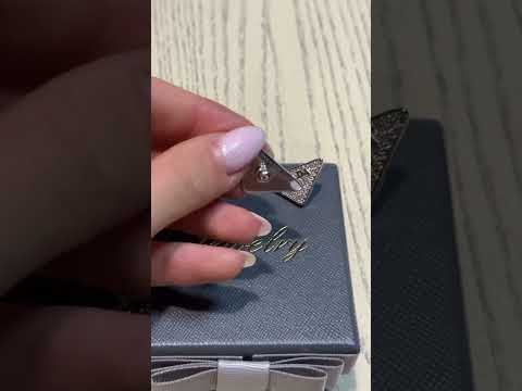 Сережки Прада в посрібнінні з розсипом цирконію з логотипом, видео 1