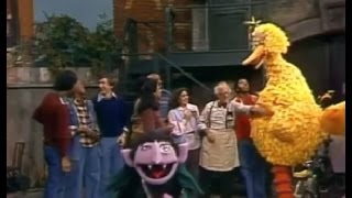 Sesame Street - The Count Counts Hellos and Goodbyes (1978)
The Count (Jerry Nelson) counts Hellos from the main cast at the start of the episode (#1186) and reluctant Goodbyes from Oscar the Grouch (Caroll Spinney) at the end. With thanks to +Jeremy Maine aka +Sesame Maniac. CLICK ON SHOW MORE FOR LINKS!
PLAYLIST: http://bit.ly/Sesame_Street_2
Shameless Amazon Plug!
Old School: Volume 2 (3 DVDs) http://amzn.to/2fst8w4
http://muppet.wikia.com/wiki/Episode_1186
http://muppet.wikia.com/wiki/Count_von_Count
Twitter: https://twitter.com/TinyDancer500
YouTube: https://www.youtube.com/user/TinyDancer500
Web: http://members.tripod.com/tiny_dancer/sesame1.html
Facebook: https://www.facebook.com/TheSesameStreetLyricsArchive Sesame Street - The Count Counts Hellos and Goodbyes (1978)