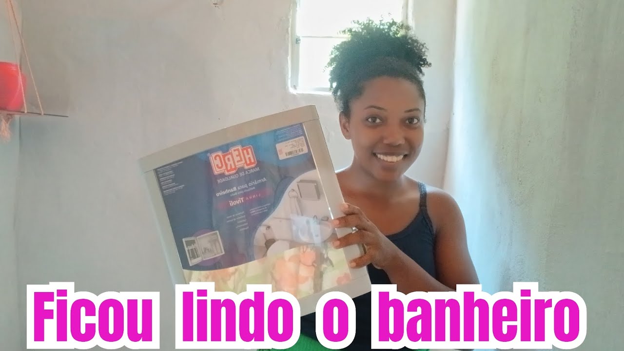 Instalação do armário do banheiro da casinha de taipa 