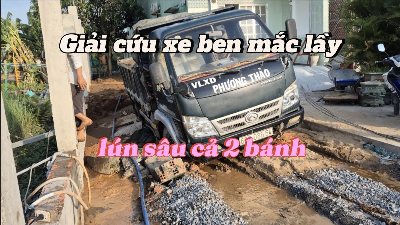 Cứu hộ xe ben mắc lầy | Xe ben bị lún sâu do nền yếu