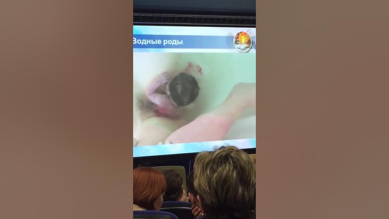 девушка рожает на камеру