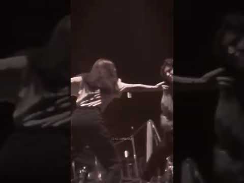 أنت خايف من رموشي يجرحوك مبيجرحوشي دول حبايبك يا حبيبي 