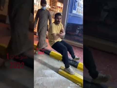 شاهد شاب يجلس بطريقة سحرية في الهواء على رصيف بأحد شوارع المملكة