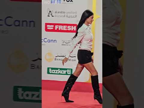 هدي المفتي ب جيب قصير في عرض مسلسل موعد مع الماضي في مهرجان القاهرة