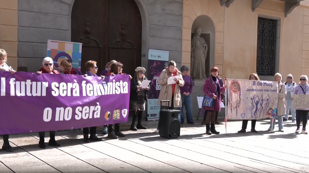 Més de 200 persones es manifesten a Mataró pel dia de la dona