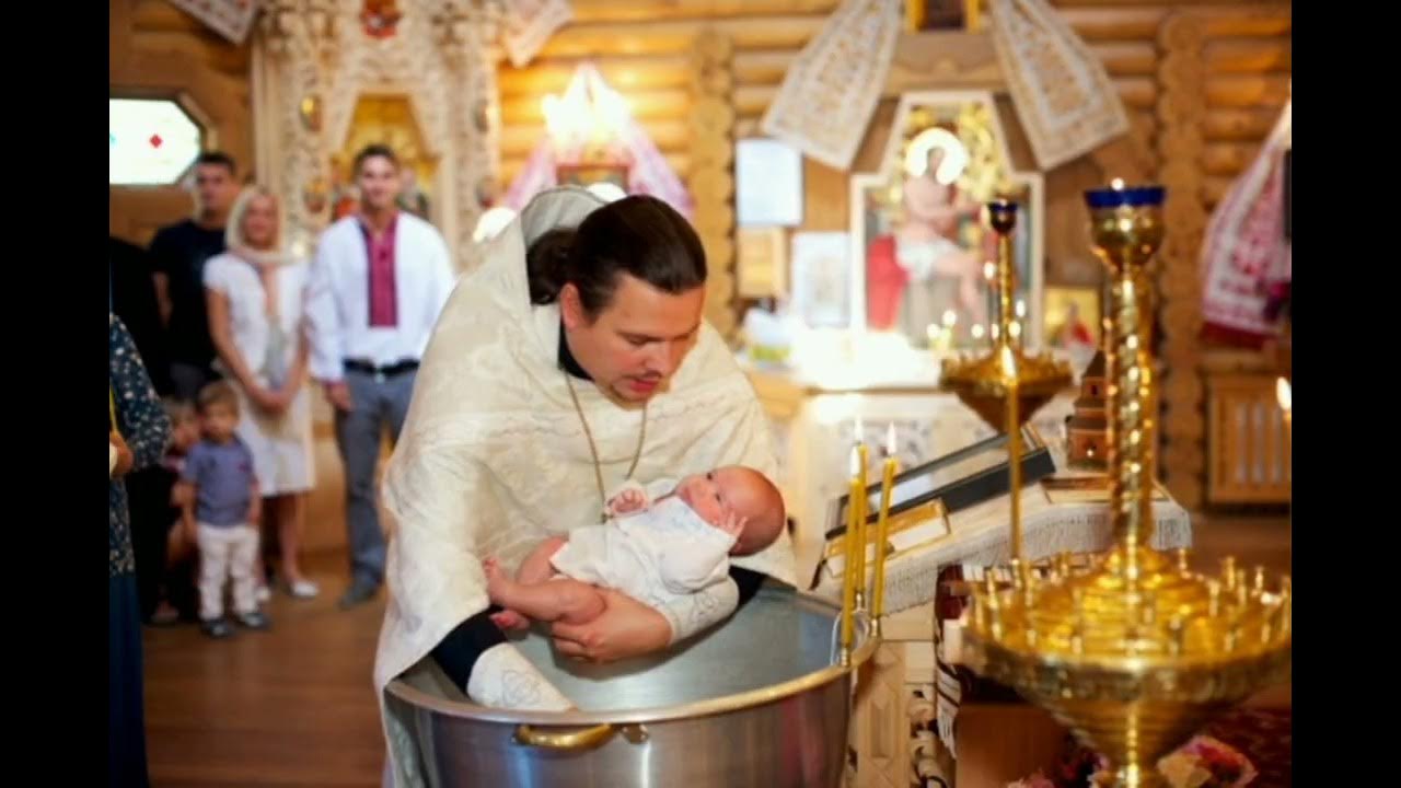 Можно ли мальчику крестить мальчиков. Крещение ребенка. Крещение в церкви. Крещение младенца в церкви. Младенец в храме.