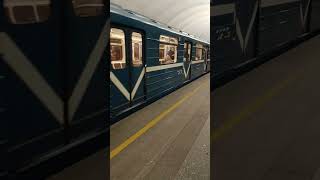 поезд 81-717 прибывает на станцию улица Дыбенко #2023 #метро #спб