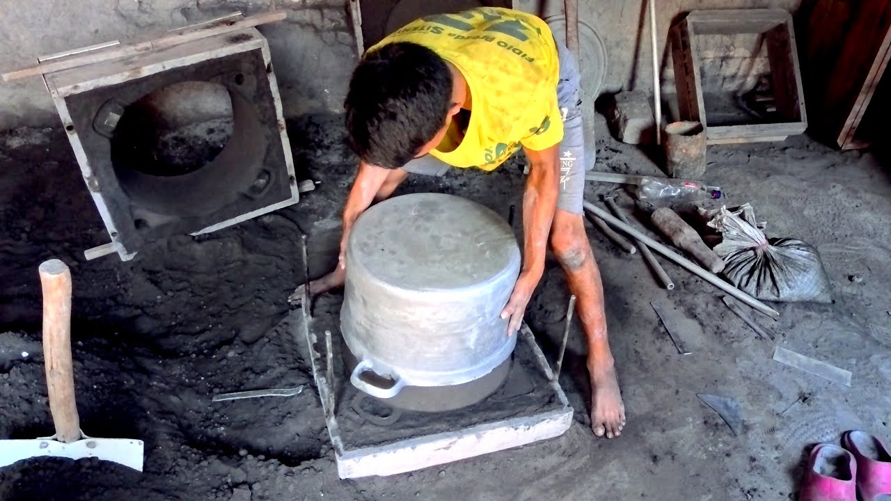 038 Madagascar, les cocottes en aluminium d'Ambatolampy