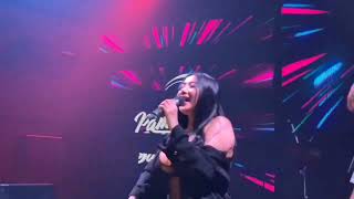 Aksi Pamela Safitri Di Atas Panggung,Blue Angels Jayapura Club Gayanya Bikin Melongo