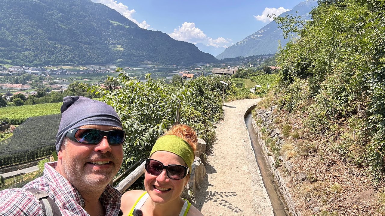 Urlaub in Südtirol, Italien: Der Waalweg Algund (Ausblick, Wasser, Weinberge und schöne Landschaft)