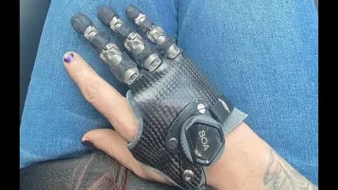 Throwing Knives with Titanium Prosthetic Fingers!