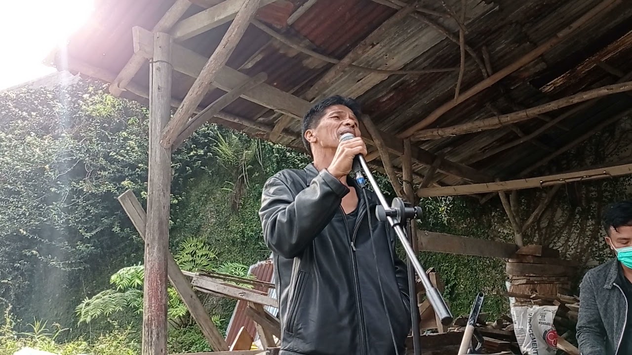 Riza Kaban. Lagu "Bunga Ncole". Ciptaan : Makmur Giting.