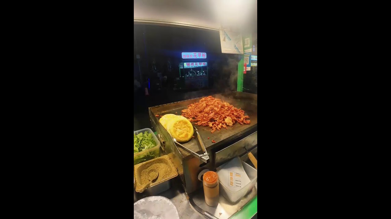 Live broadcast of street food specialties and fruit delicacies