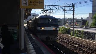 ＪＲ石山駅　貨物列車が高速で通過！