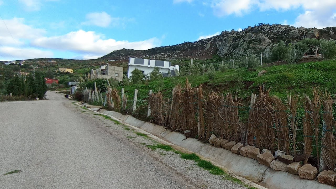 ارض رائعة 🌳 جدا وجات على الطريق الرئيسية 💯 منطقة سبت الزينات مساحة 600متر ثلاث واجهات0703640826طنجة