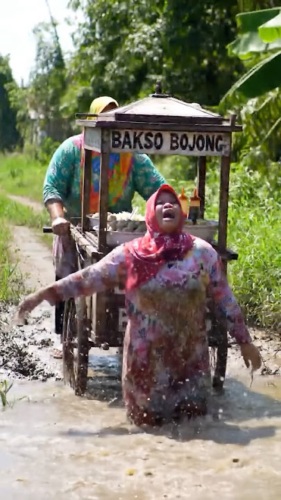 Emak-emak pedagang bakso nabrak emak-emak di sungai