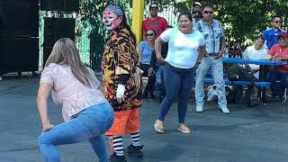 El payasito y sus payasadas en la pulga de Oakland California