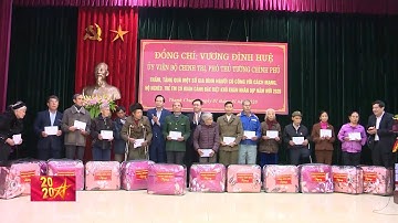 Đồng chí Vương Đình Huệ thăm gia đình chính sách ở Nghệ An