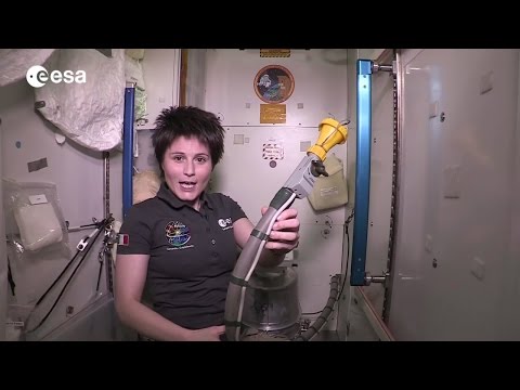 Wideo: W jaki sposób astronauci udają się do łazienki w kosmosie?