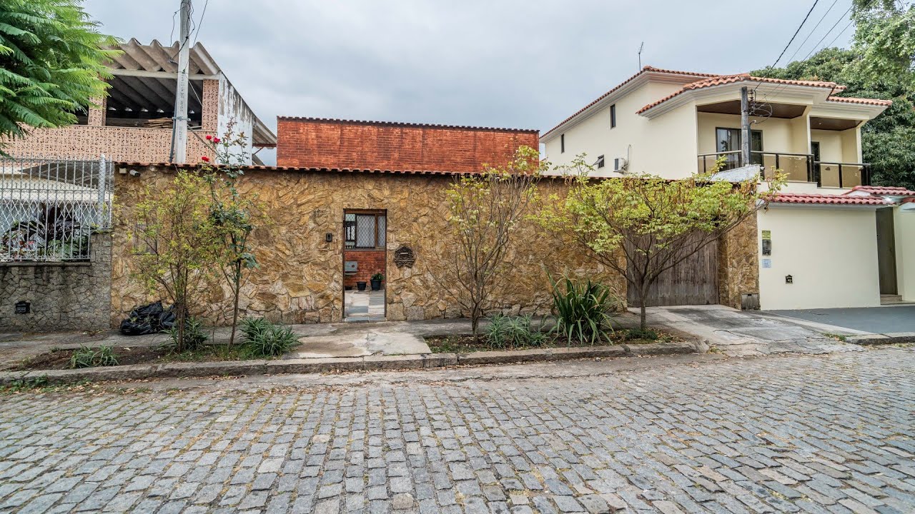 Casa com piscina na rua Franco Job, Moneró