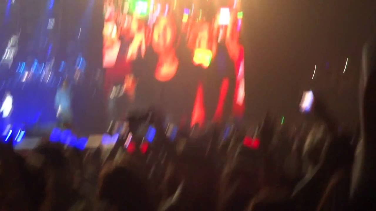 One Direction - Crowd sings night changes (part 4) || OTRA London 24/09/15