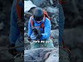 elizabeth banks loses her footing while rappeling down a cliff 🫣 #beargryllsisrunningwild