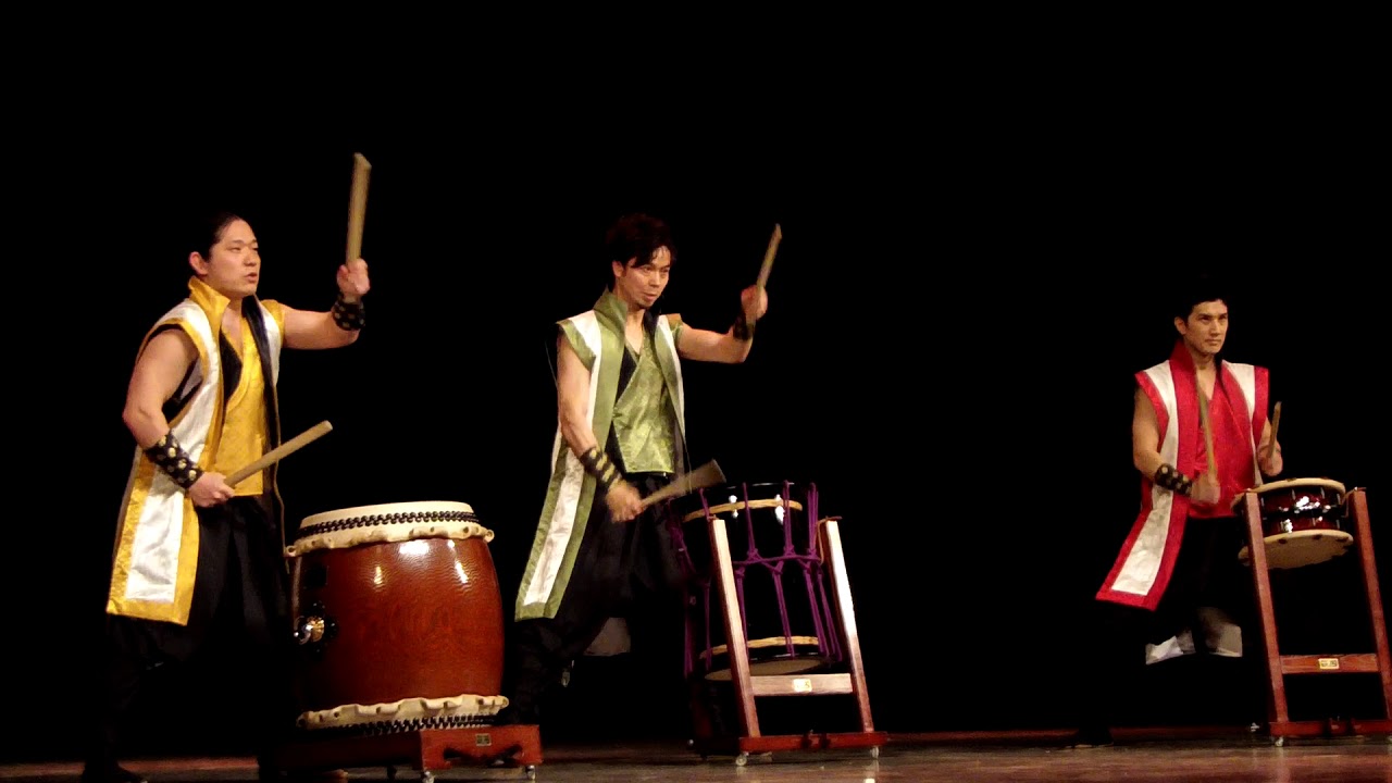 Японское барабанное шоу himitsu. Тайко барабан ансамбль. Японские барабаны Тайко группа. Японские барабанщики. Японские выступления.