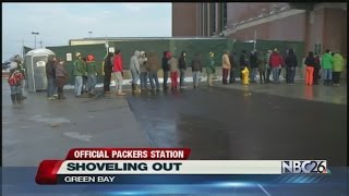 Hundreds show up to Lambeau to shovel the bowl