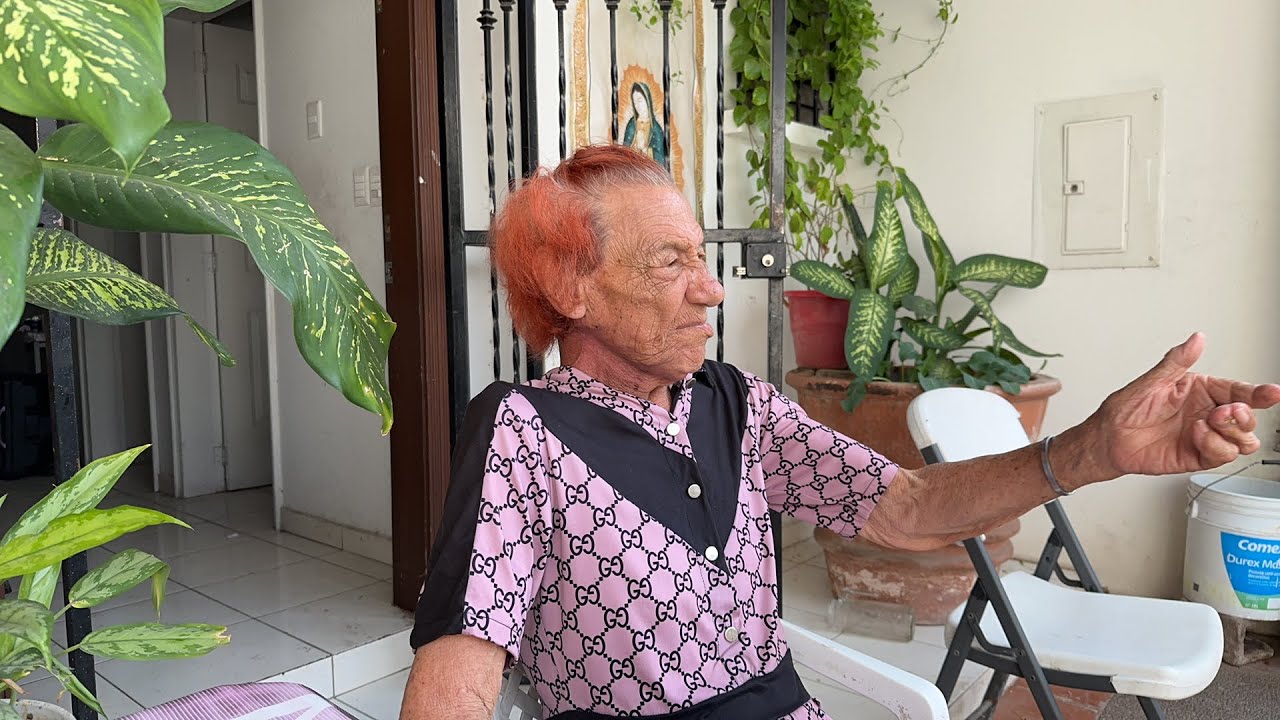 La Gilbertona platicando de la casa de los famosos