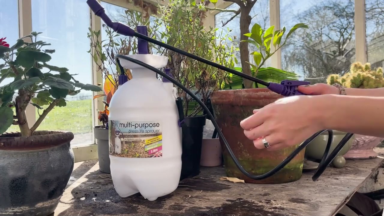 How to use Defenders Multi-Purpose Home & Garden Pressure Sprayer with Carry Strap,  | Screwfix