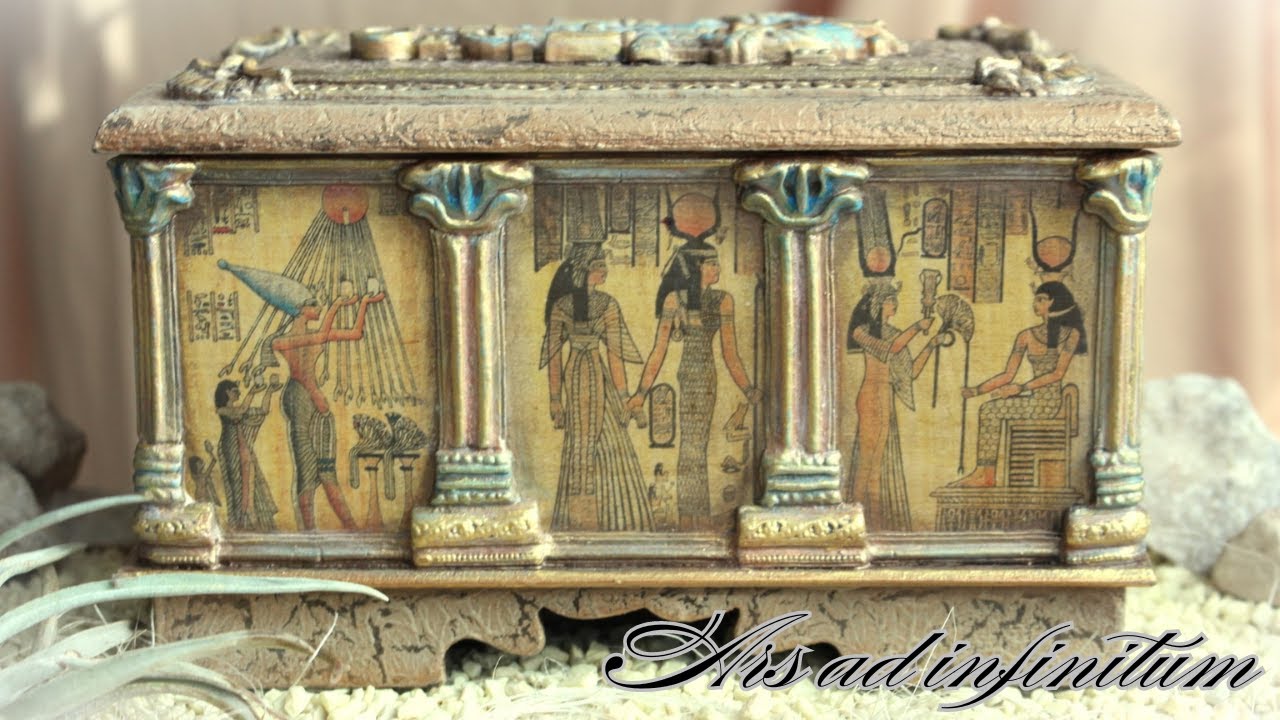 Szkatułka w stylu egipskim, imitująca sarkofag. / An Egyptian - style box imitating a sarcophagus.