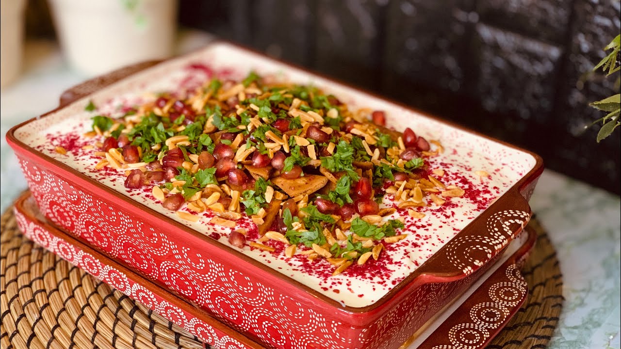 فتة المسخن .. من أطيب واروع الفتات .. لذيذة جدا وسهلة في التحضير .. وفخمة جدا في التقديم