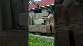 Detik-detik penurunan gorong-gorong beton dengan truck crane #shorts #excavator