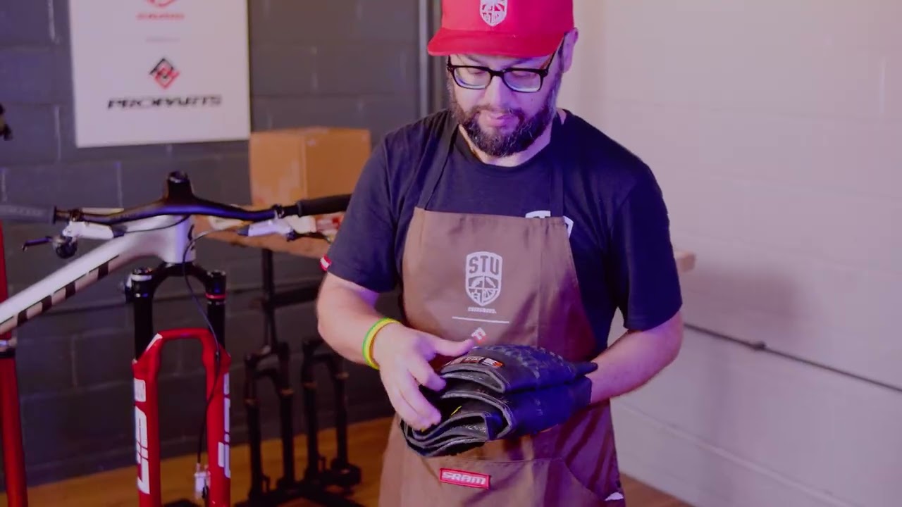 Montagem da bike SCOTT de Nino Schurter pelos Field Guides Renan Ribeiro e Felipe Pimpão