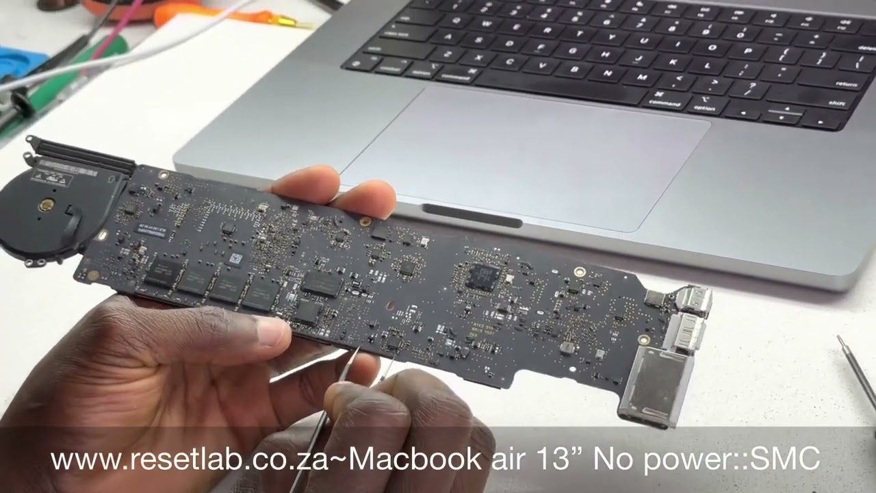 動作品 MacBookAir 820-00165~No Power~Faulty SMC - YouTube