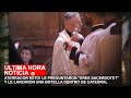 ATERRADOR ESTO! LE PREGUNTARON "ERES SACERDOTE?" Y LE LANZARON UNA BOTELLA DENTRO DE CATEDRAL