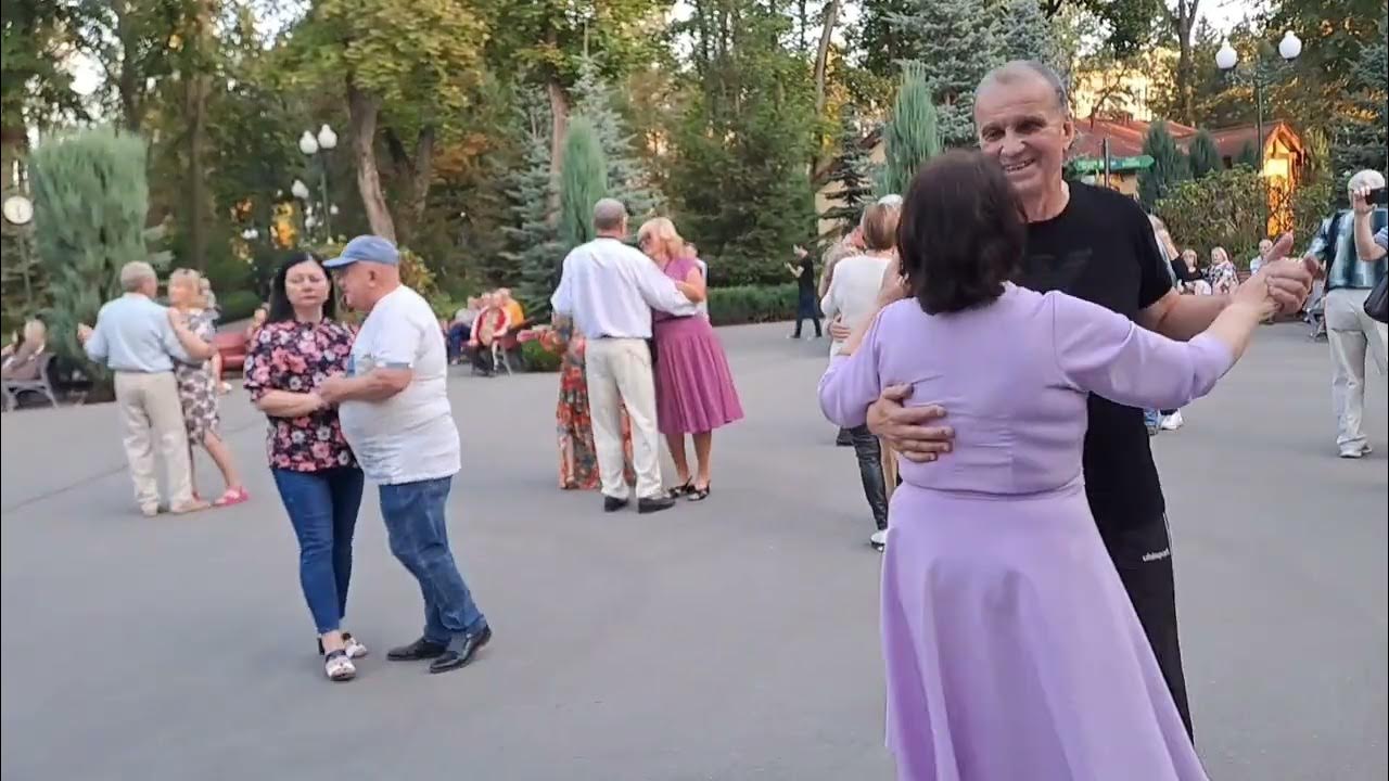 Красивая фигура в Парке Горького в Харькове