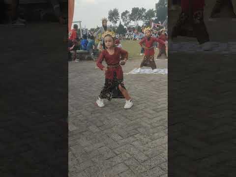 adek cantik kebaya merah joget asik #karnaval #dj #djremix #cover #music #jogetkarnaval