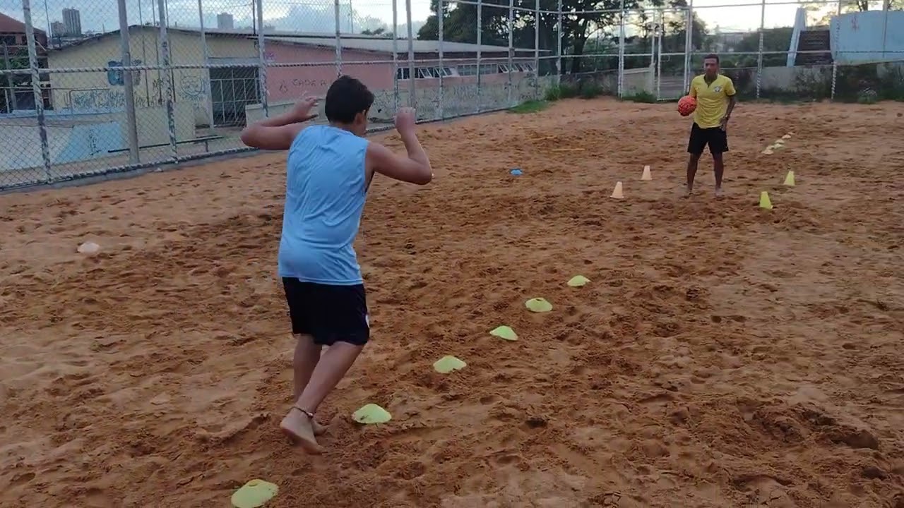 CIRCUITO FUNCIONAL NA AREIA 🥵 - TREINO DE FUTEBOL  💪⚽🏃🔥 #treino #futebol #funcional #resistencia