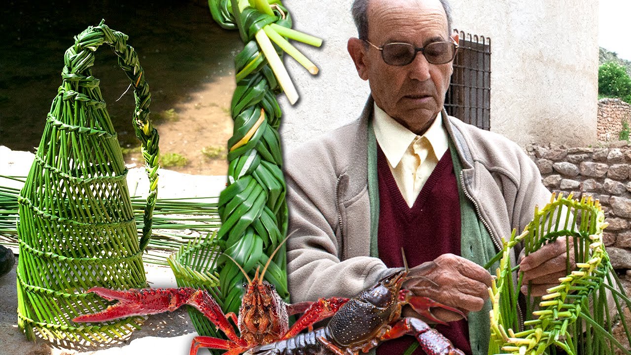 Ловушки для крабов в реке. Ручное плетение только тростями для семейного потребления.