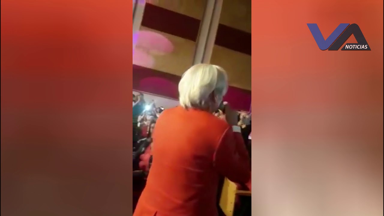 Sergio Denis se cae del escenario mientras ofrecía un recital.