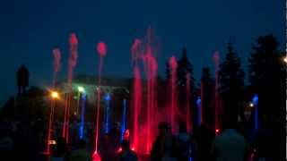 Цветные фонтаны в Дзержинске (Color fountains in Dzerzhinsk, Russia)(Светомузыкальный фонтан-аттракцион «Торнадо» на площади Ленина в г. Дзержинск, Нижегородской области., 2012-08-02T18:00:17.000Z)