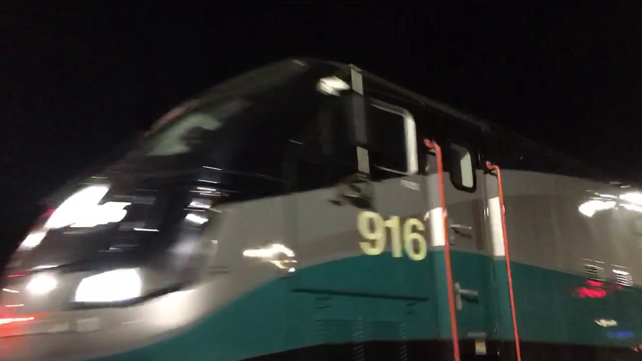 Metrolink train engine 916 at Burbank Bob Hope Airport