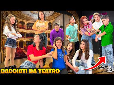 Video DRAMMA A TEATRO: IL FIDANZATO DI ILARY ENTRA DURANTE LE PROVE PER DICHIARARSI MA VENGONO CACCIATI