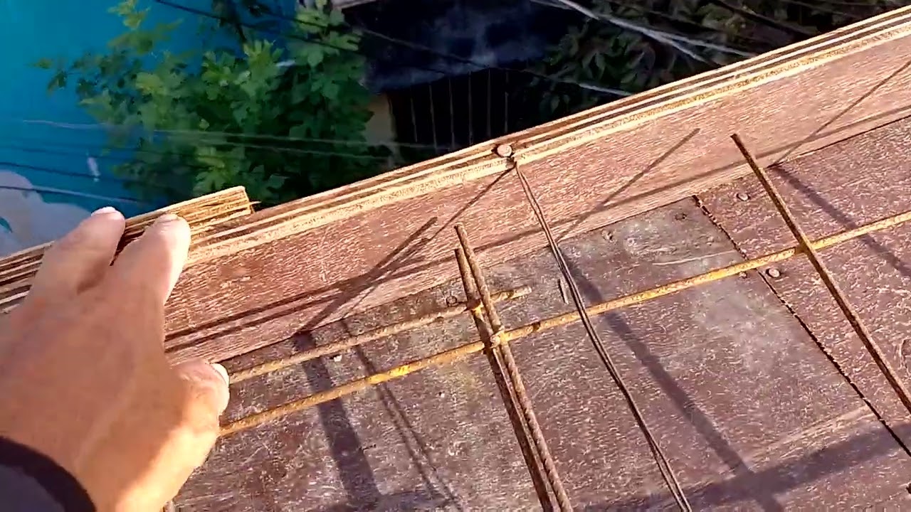 Mostrando a finalização da montagem da forma para  a laje e iniciando a concretagem.