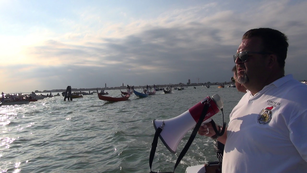 2018 07 01 Murano - Uomini su Gondole a 1 remo