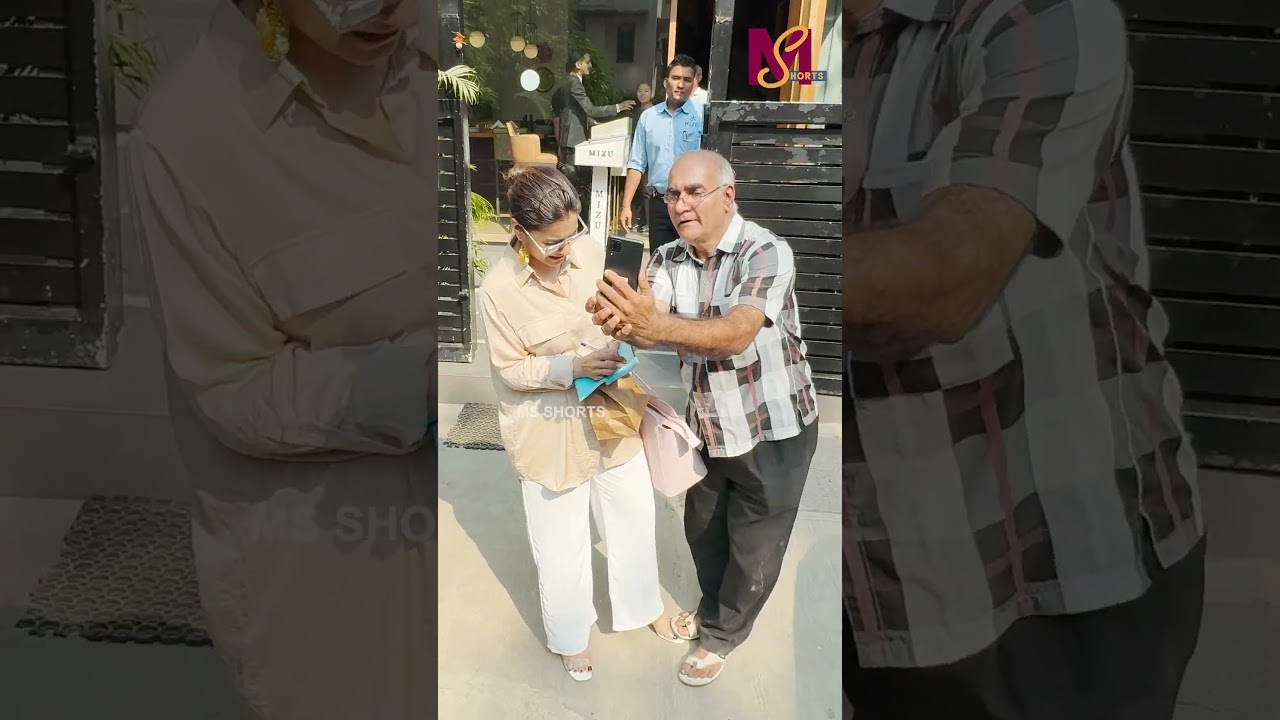 Kajol Devgn With Fan Moment Snapped At Restaurant In Bandra | 