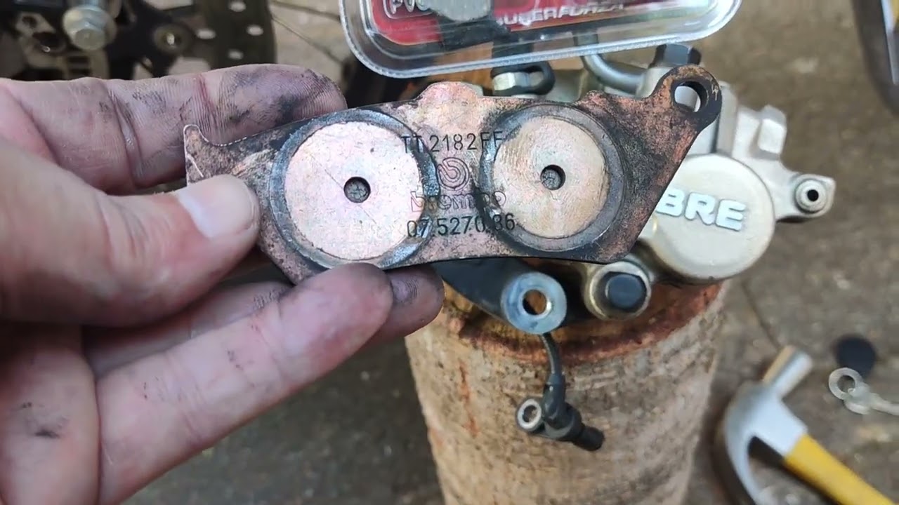 Royal Enfield 650cc troca de pastilha do freio dianteiro com limpeza a óleo DOT 4