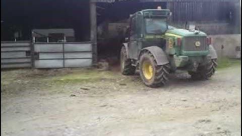 John deere 3200 Loading my Trailer wiht dung