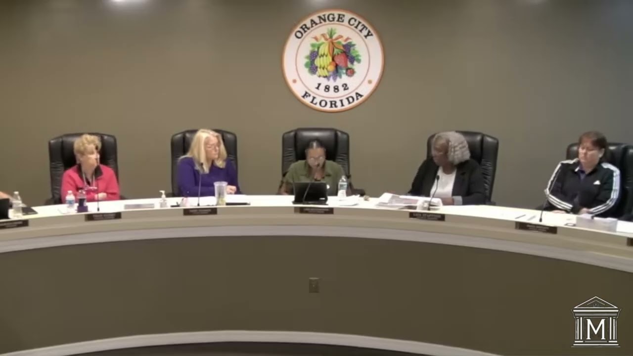 Городской совет города Ориндж проводит «аттестацию» городского клерка города Ориндж с точки зрени...